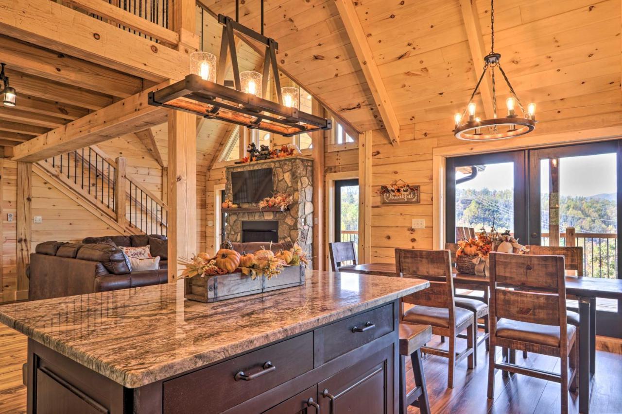 Spacious Mountain Retreat With Hot Tub And Views!