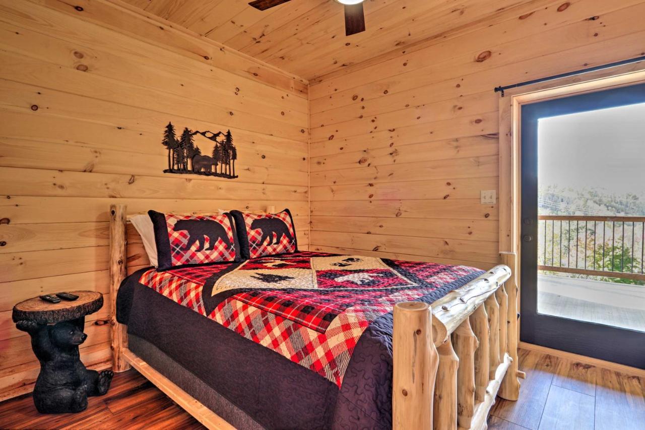 Spacious Mountain Retreat With Hot Tub And Views! Holiday home Gatlinburg