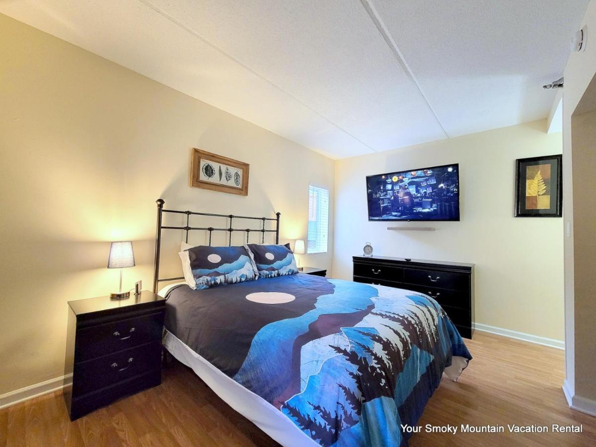 Lowest Prices Of The Year Downtown Suite, Close To Everything, Free High Speed Wifi, Private Balcony, Pool, Hot Tub, Sleeps 8 Apartment