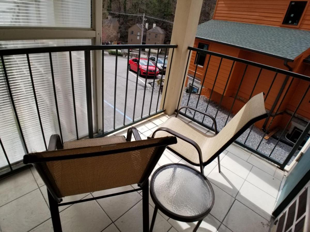 Apartment Lowest Prices Of The Year Downtown Suite, Close To Everything, Free High Speed Wifi, Private Balcony, Pool, Hot Tub, Sleeps 8