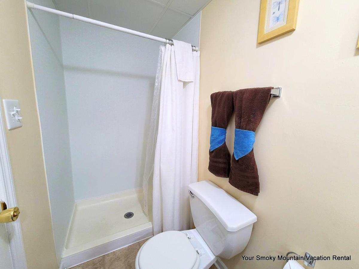 Lowest Prices Of The Year Downtown Suite, Close To Everything, Free High Speed Wifi, Private Balcony, Pool, Hot Tub, Sleeps 8 Apartment Gatlinburg