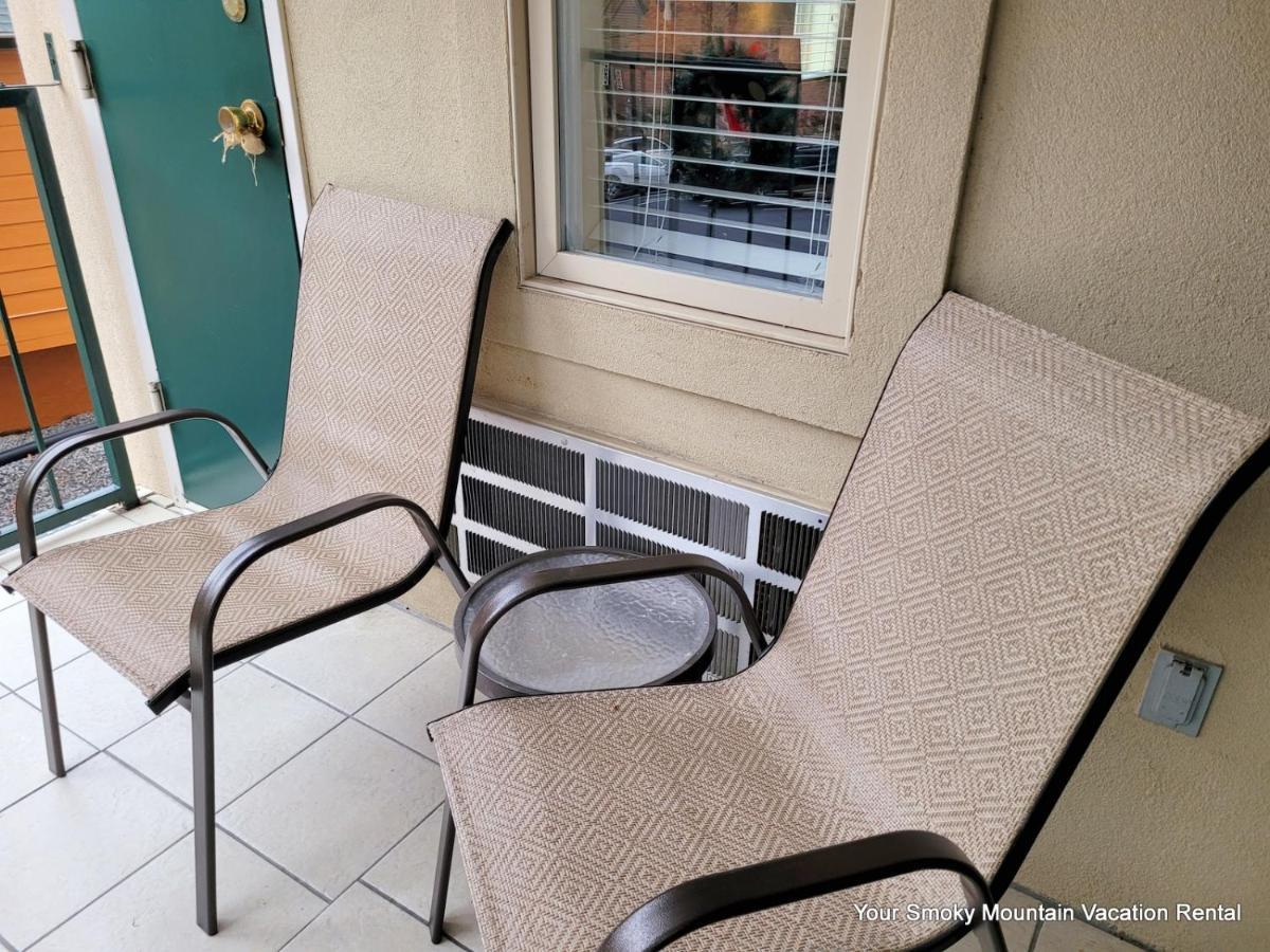 Lowest Prices Of The Year Downtown Suite, Close To Everything, Free High Speed Wifi, Private Balcony, Pool, Hot Tub, Sleeps 8 Apartment Gatlinburg