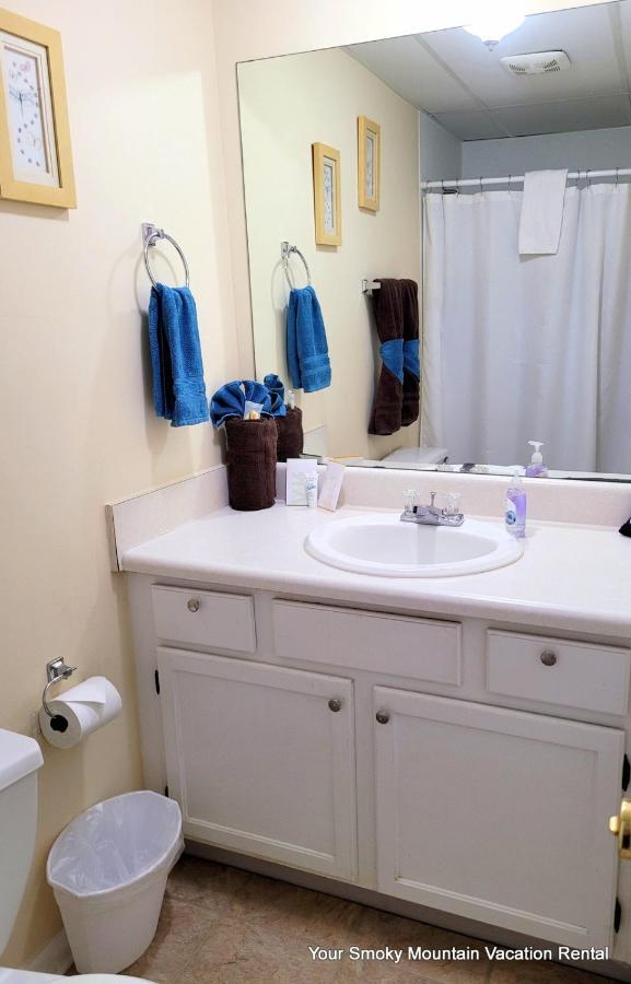Apartment Lowest Prices Of The Year Downtown Suite, Close To Everything, Free High Speed Wifi, Private Balcony, Pool, Hot Tub, Sleeps 8