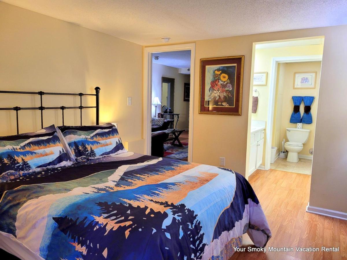 Lowest Prices Of The Year Downtown Suite, Close To Everything, Free High Speed Wifi, Private Balcony, Pool, Hot Tub, Sleeps 8 Apartment Gatlinburg