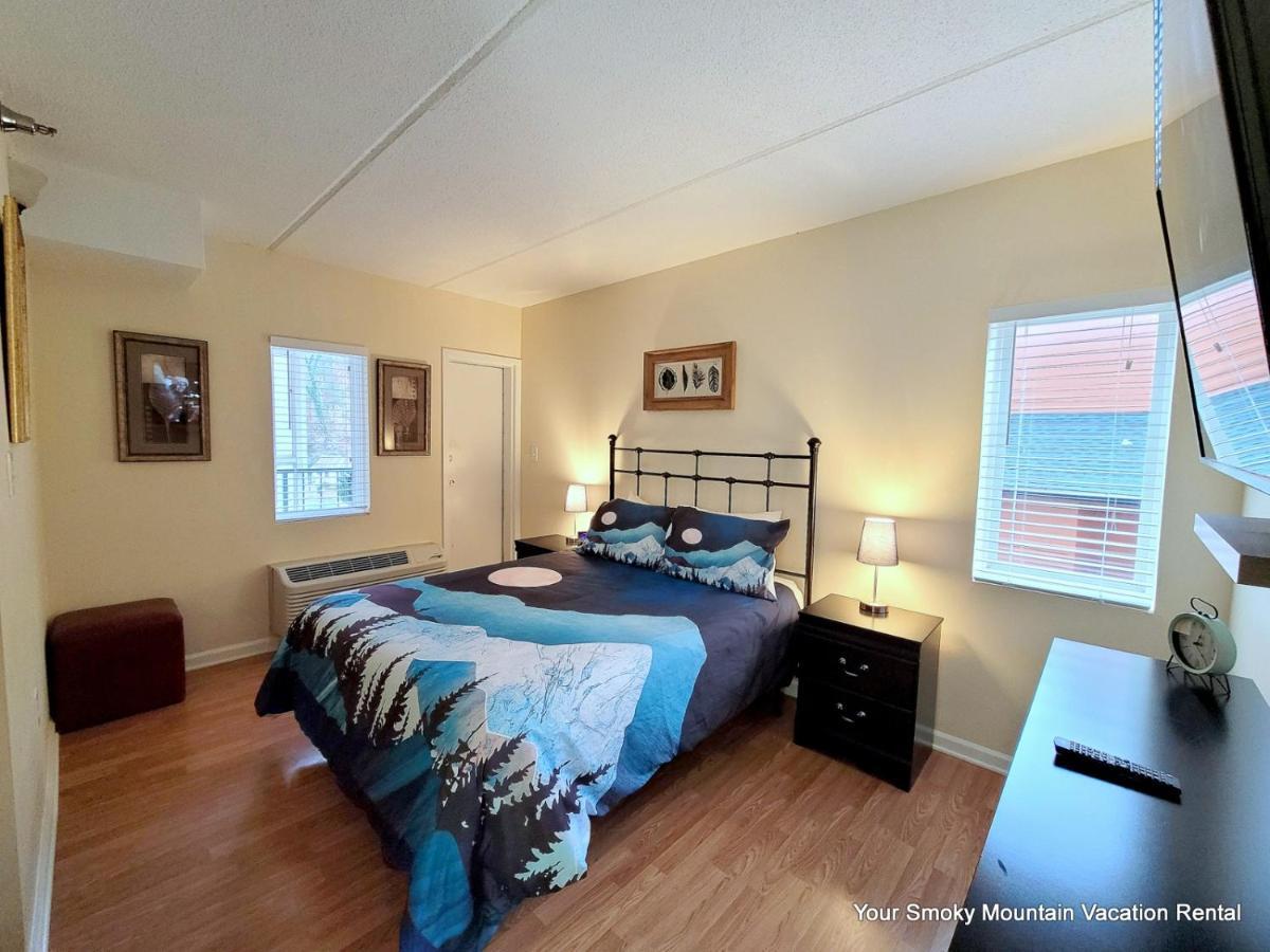 Lowest Prices Of The Year Downtown Suite, Close To Everything, Free High Speed Wifi, Private Balcony, Pool, Hot Tub, Sleeps 8 Apartment Gatlinburg