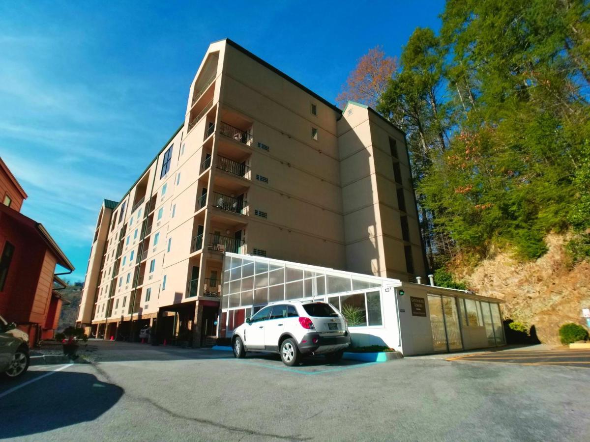 Lowest Prices Of The Year Downtown Suite, Close To Everything, Free High Speed Wifi, Private Balcony, Pool, Hot Tub, Sleeps 8 * Gatlinburg