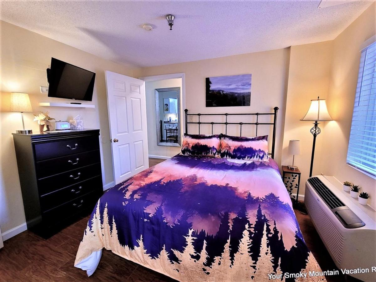 Apartment Lowest Prices Of The Year Downtown Suite, Close To Everything, Free High Speed Wifi, Private Balcony, Pool, Hot Tub, Sleeps 8