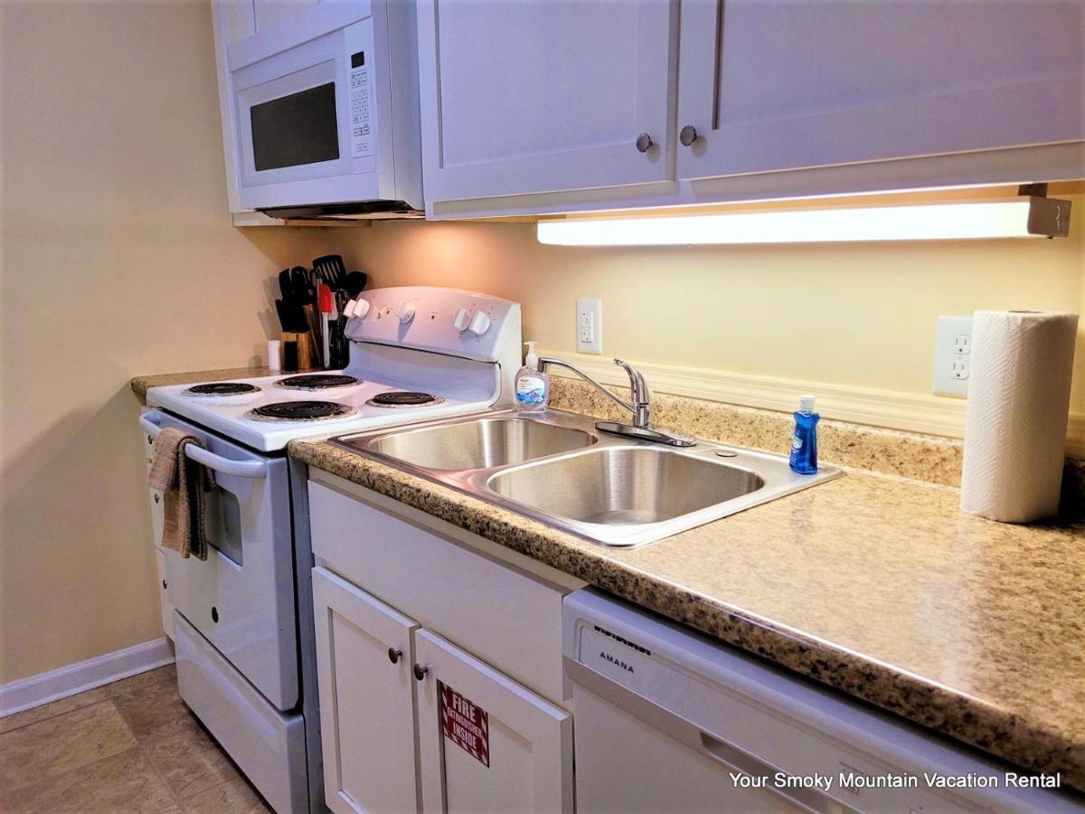 Lowest Prices Of The Year Downtown Suite, Close To Everything, Free High Speed Wifi, Private Balcony, Pool, Hot Tub, Sleeps 8 Apartment Gatlinburg