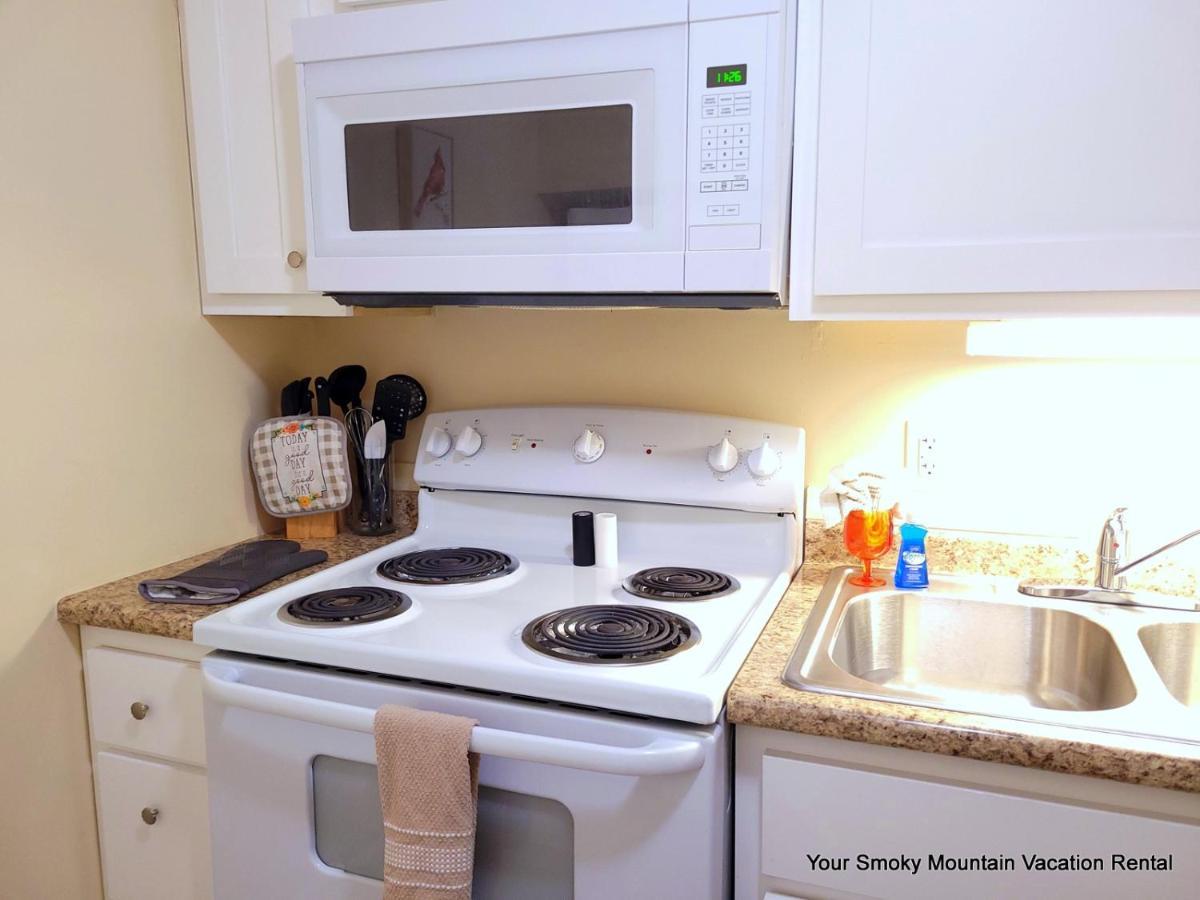Lowest Prices Of The Year Downtown Suite, Close To Everything, Free High Speed Wifi, Private Balcony, Pool, Hot Tub, Sleeps 8 Apartment *
