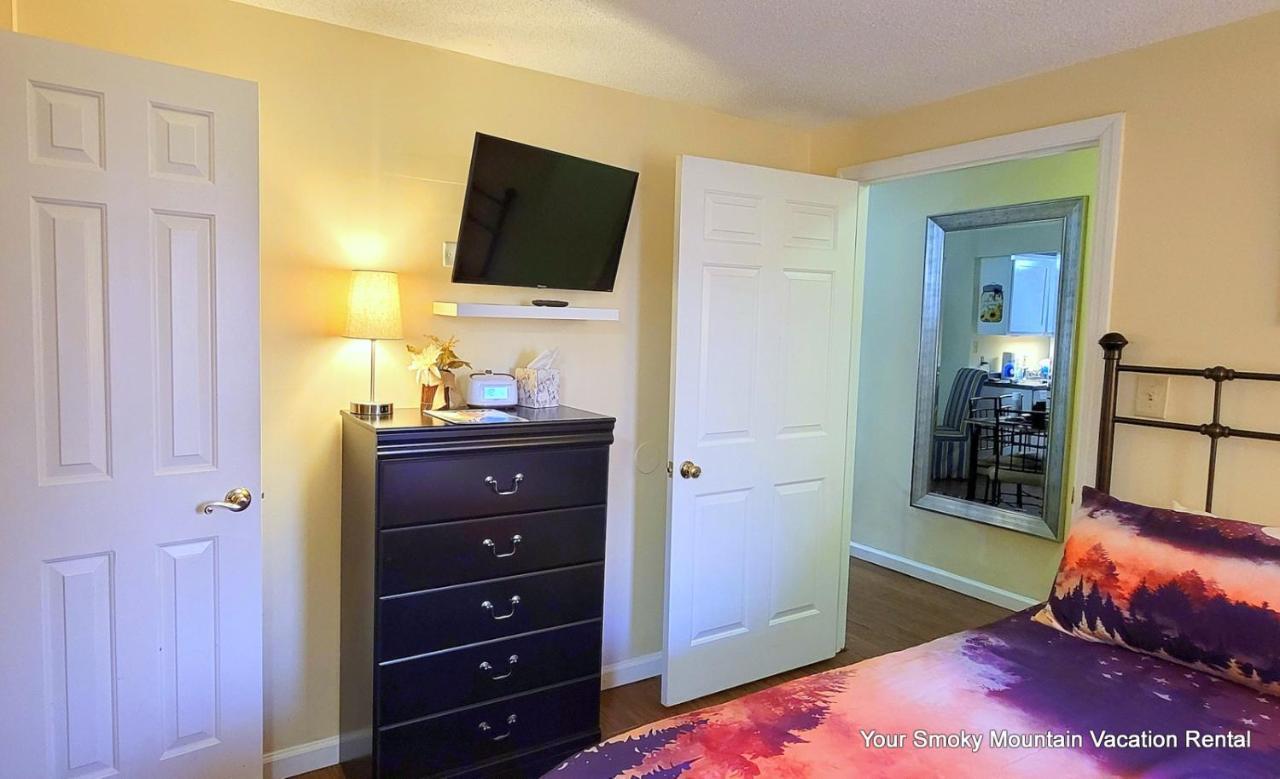Apartment Lowest Prices Of The Year Downtown Suite, Close To Everything, Free High Speed Wifi, Private Balcony, Pool, Hot Tub, Sleeps 8