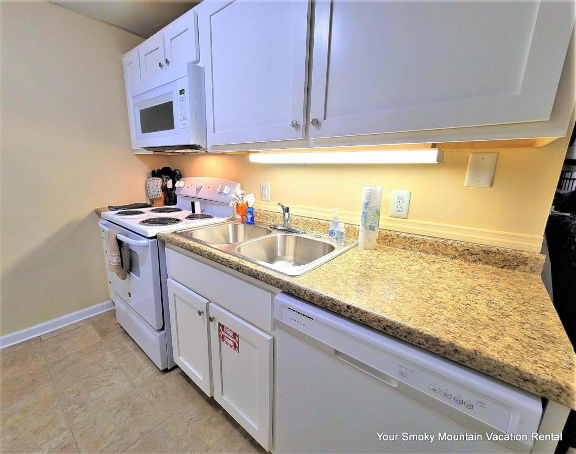 Lowest Prices Of The Year Downtown Suite, Close To Everything, Free High Speed Wifi, Private Balcony, Pool, Hot Tub, Sleeps 8