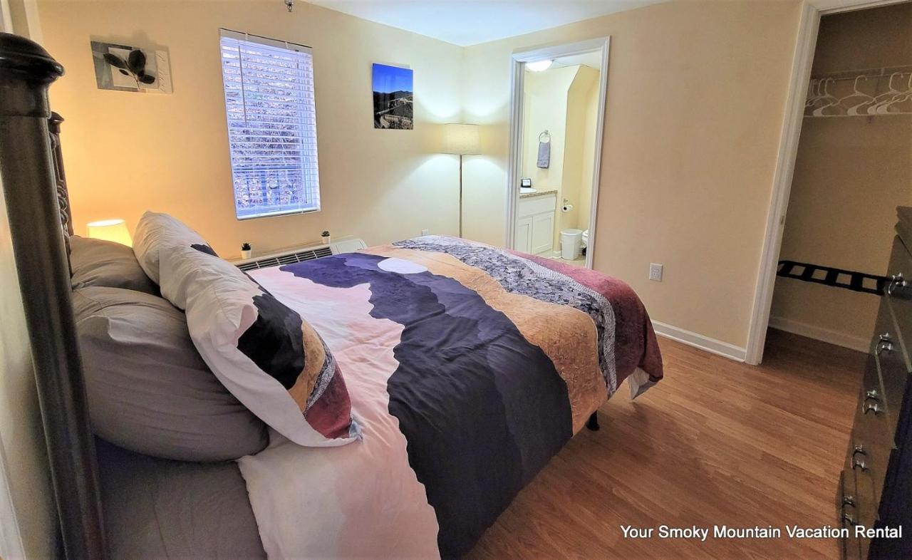 Lowest Prices Of The Year Downtown Suite, Close To Everything, Free High Speed Wifi, Private Balcony, Pool, Hot Tub, Sleeps 8 Apartment