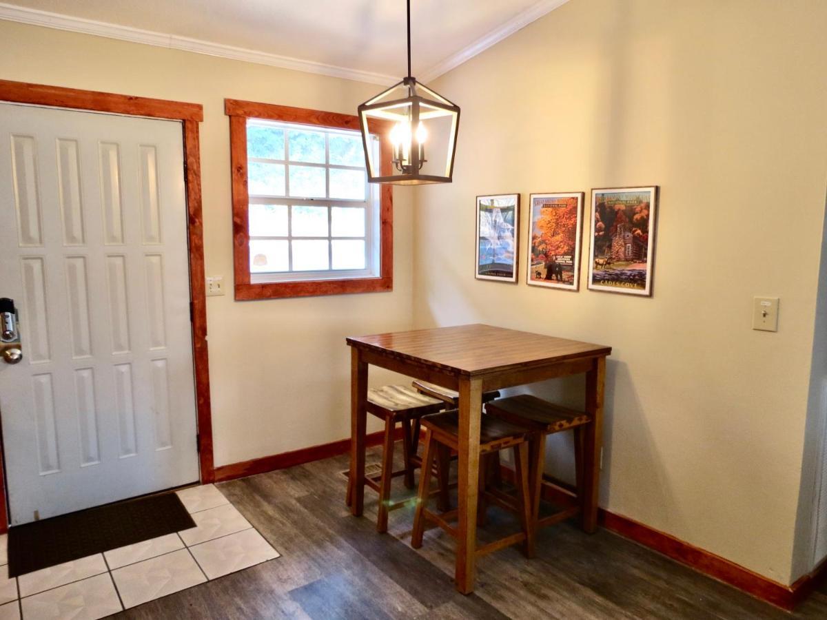 Million Dollar Views! 4 Bedroom, Sleeps 9, Close To National Park And 5 Mi To Gatlinburg! Chalet