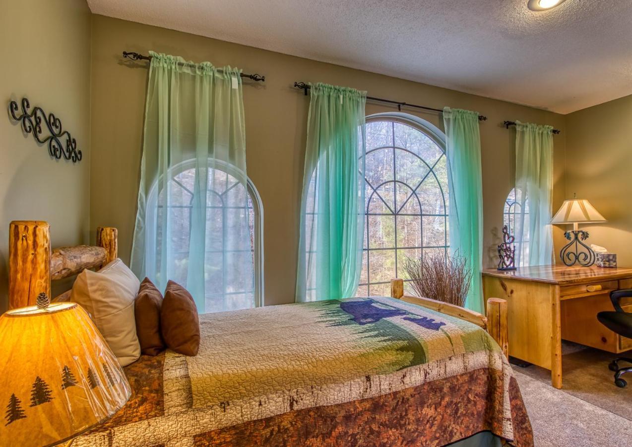 Holiday home Tree Tops Retreat: Luxury Mountain With Hot Tub And Bear Sightings
