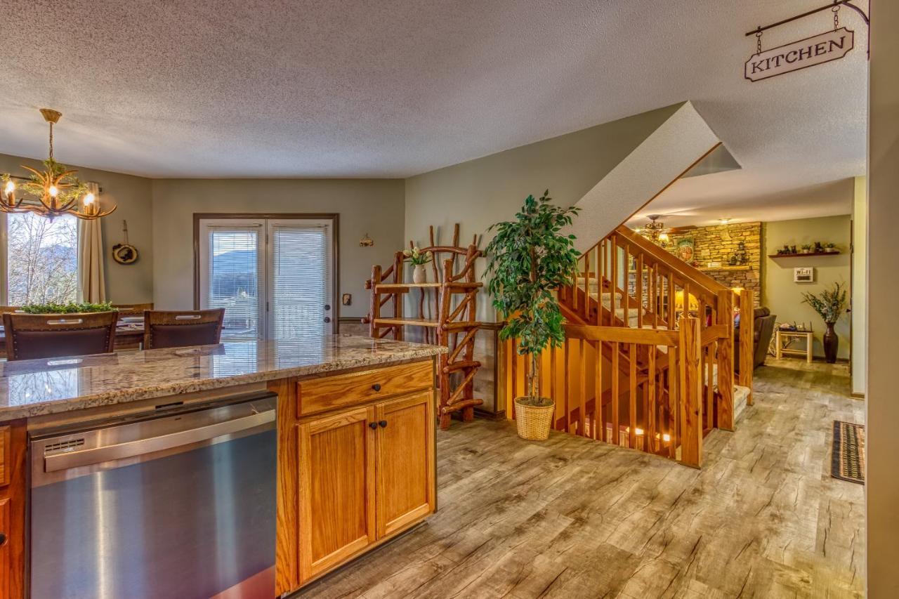 Holiday home Tree Tops Retreat: Luxury Mountain With Hot Tub And Bear Sightings *