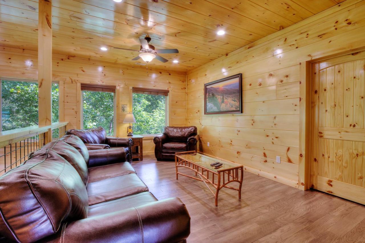 Luxury 5bed/6ba Cabin: Theater, Pool Room, Hottub! Apartment *