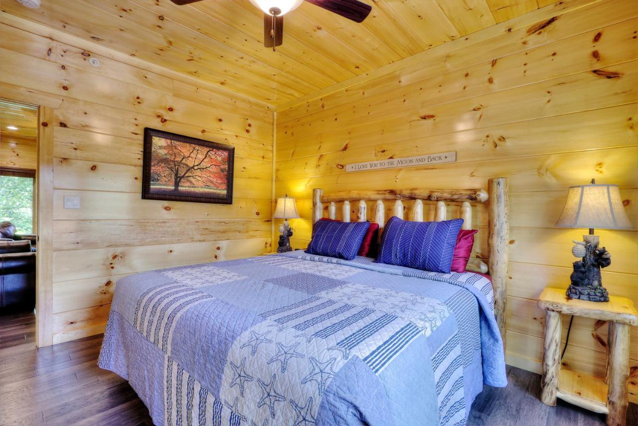 Apartment Luxury 5bed/6ba Cabin: Theater, Pool Room, Hottub!