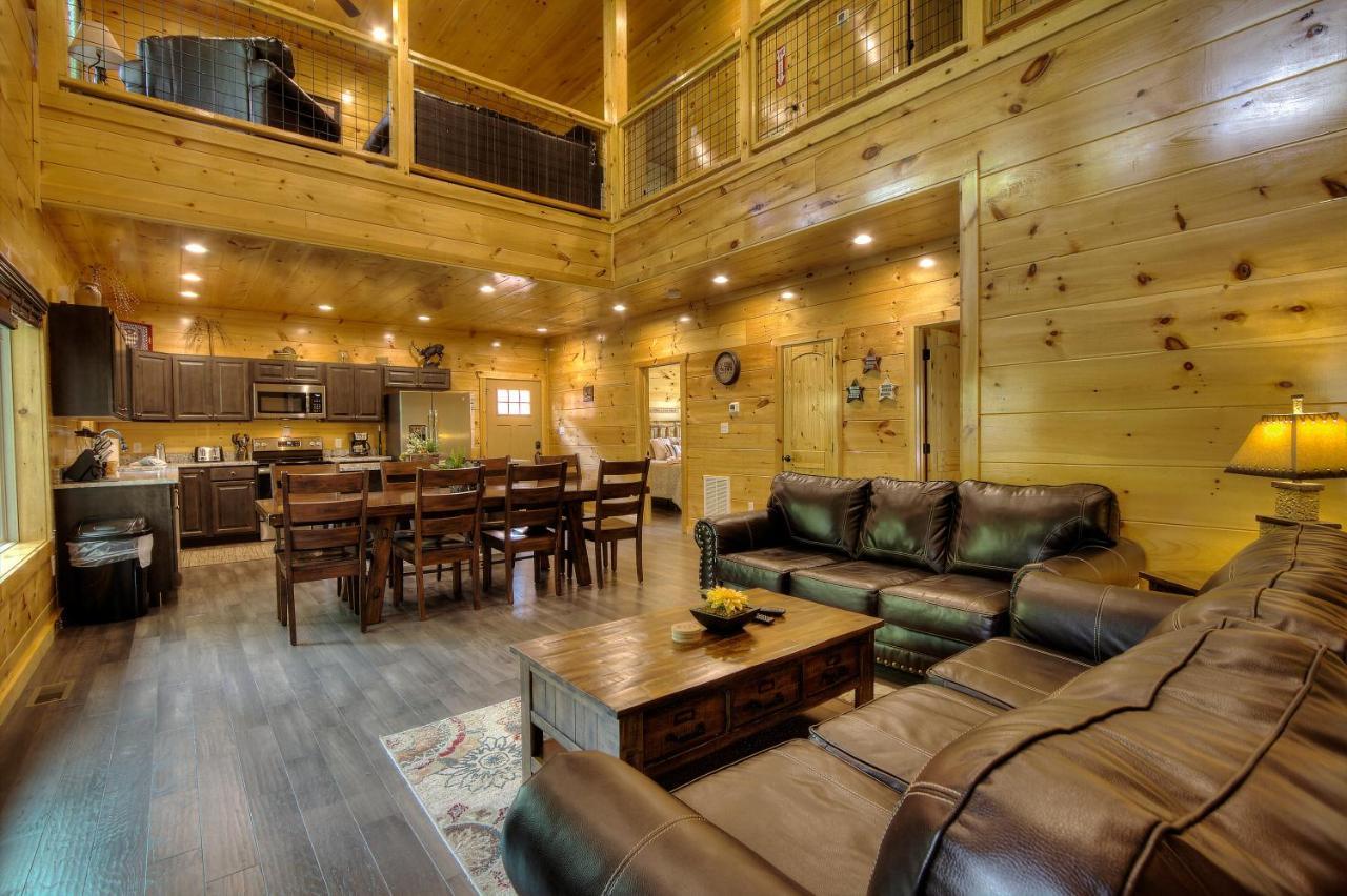 Apartment Luxury 5bed/6ba Cabin: Theater, Pool Room, Hottub! *