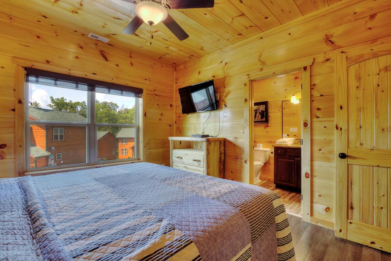 Luxury 5bed/6ba Cabin: Theater, Pool Room, Hottub! Gatlinburg
