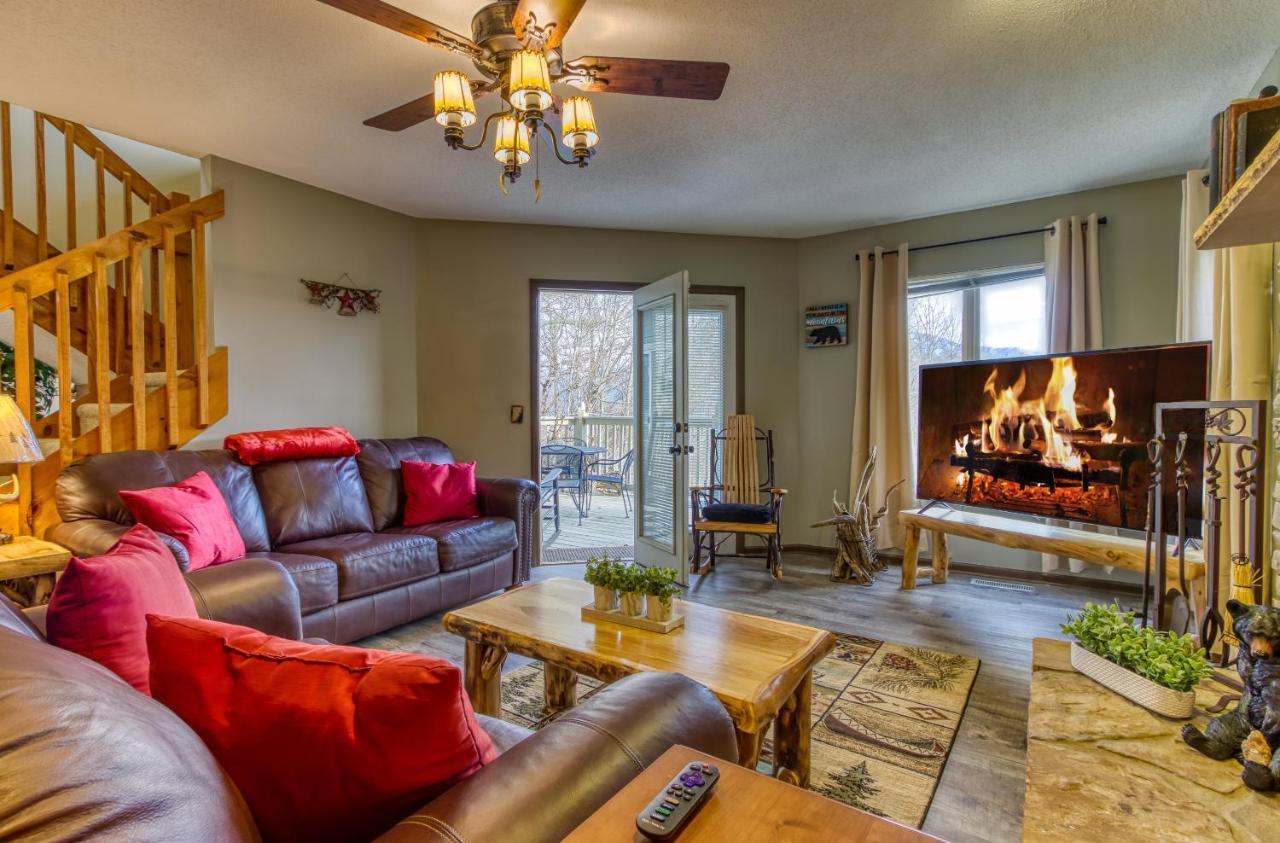 Holiday home Tree Tops Retreat: Luxury Mountain With Hot Tub And Bear Sightings