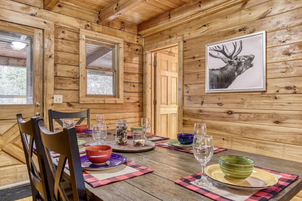 Bucky's Bungalow, Hot Tub, 1089 Of Free Attraction Tickets For Each Paid Day, Dollywood And More! Holiday home Gatlinburg