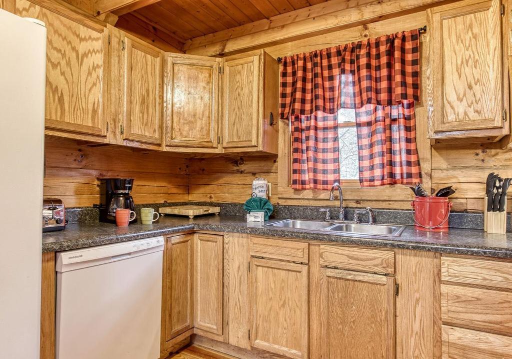 Bucky's Bungalow, Hot Tub, 1089 Of Free Attraction Tickets For Each Paid Day, Dollywood And More! Holiday home