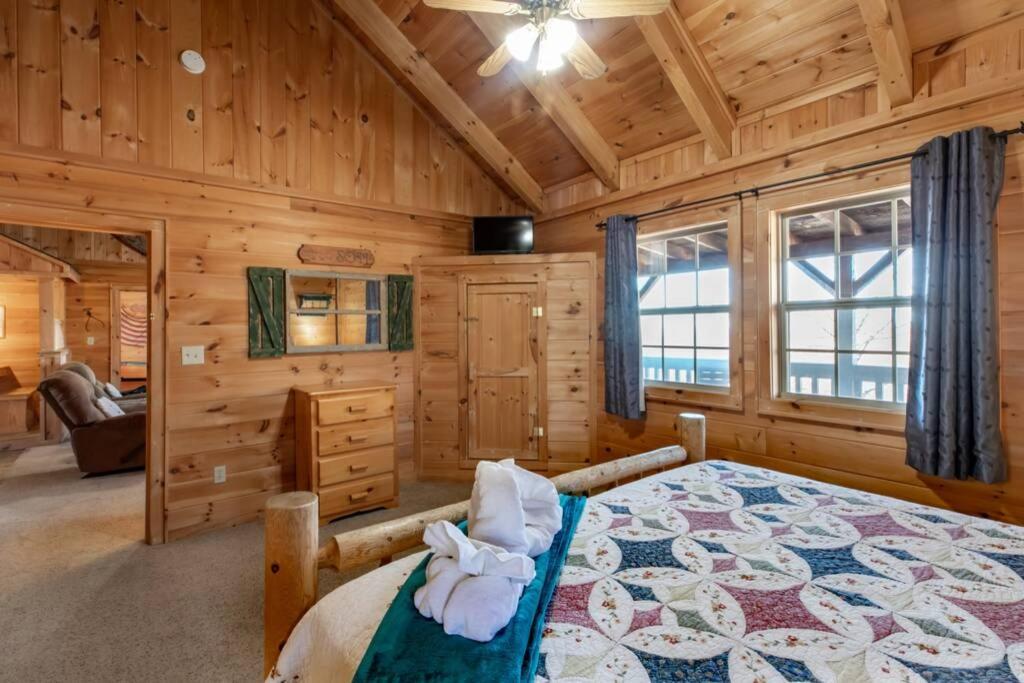 Amazing Views! Hot Tub,pool Table,fireplace,relax! Holiday home *