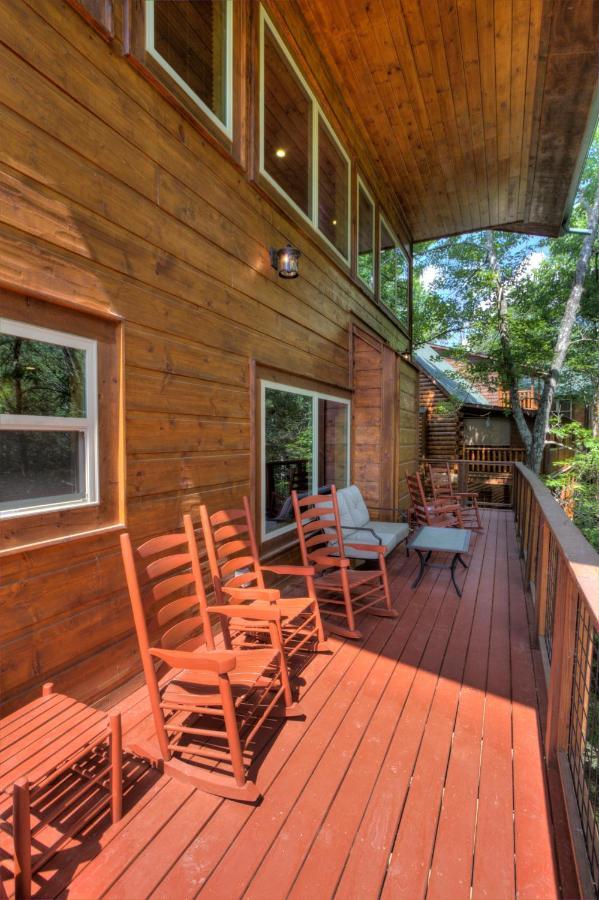 Luxury 5bed/6ba Cabin: Theater, Pool Room, Hottub!