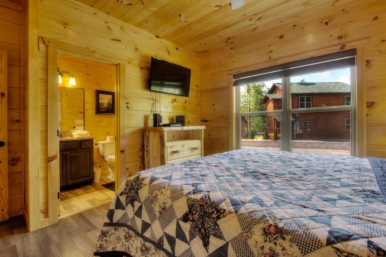Luxury 5bed/6ba Cabin: Theater, Pool Room, Hottub! * Gatlinburg