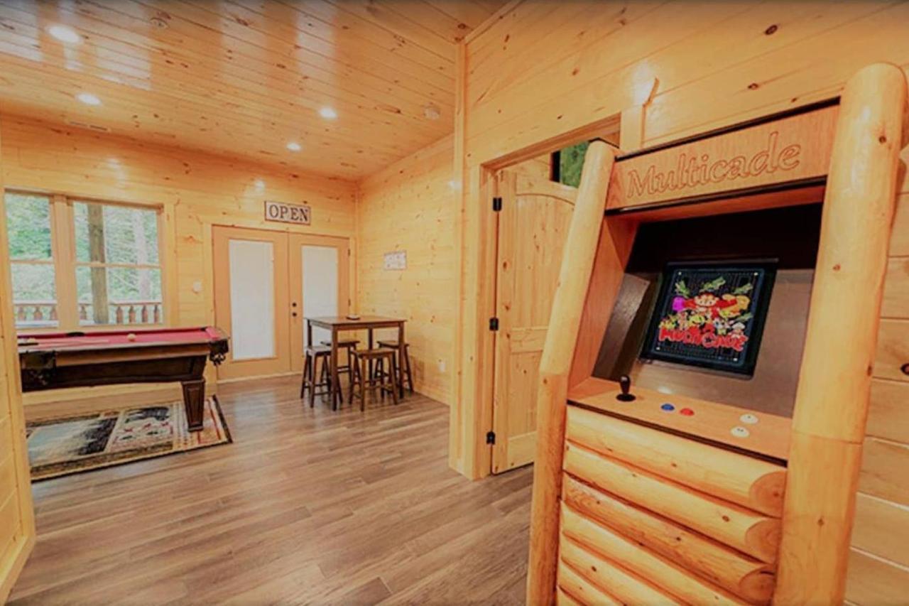 Luxury 5/5.5 Cabin: Theater + Game Room! Holiday home