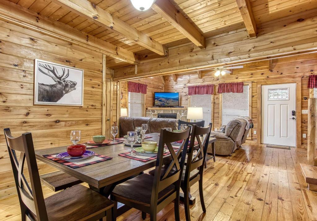 Bucky's Bungalow, Hot Tub, 1089 Of Free Attraction Tickets For Each Paid Day, Dollywood And More! Holiday home