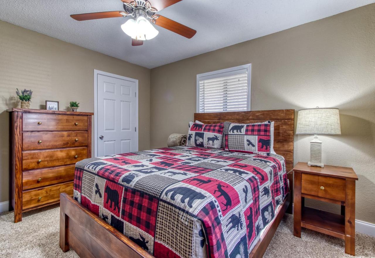 Hidden Memories, Hot Tub, 1089 Of Free Attraction Tickets For Each Paid Day, Dollywood And *