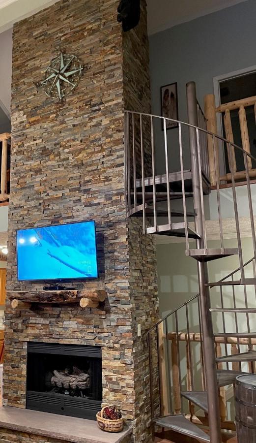 Apartment Spacious Downtown Walking Distance To Downtown Sleeps 6 Guests