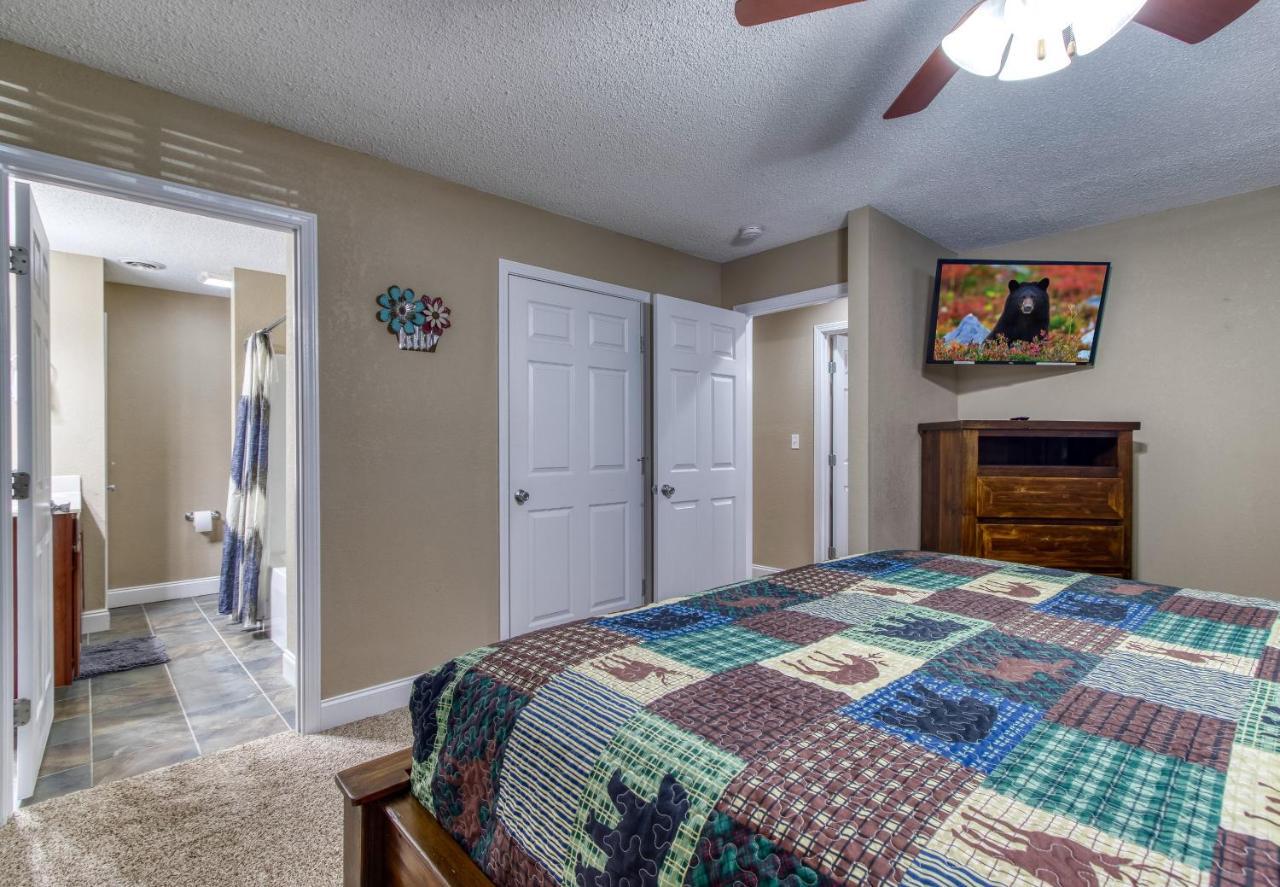 Hidden Memories, Hot Tub, 1089 Of Free Attraction Tickets For Each Paid Day, Dollywood And