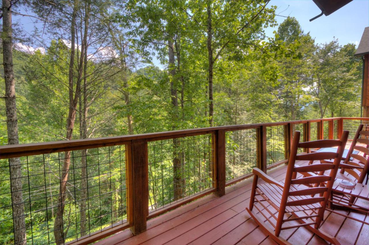 Luxury 5bed/6ba Cabin: Theater, Pool Room, Hottub! *