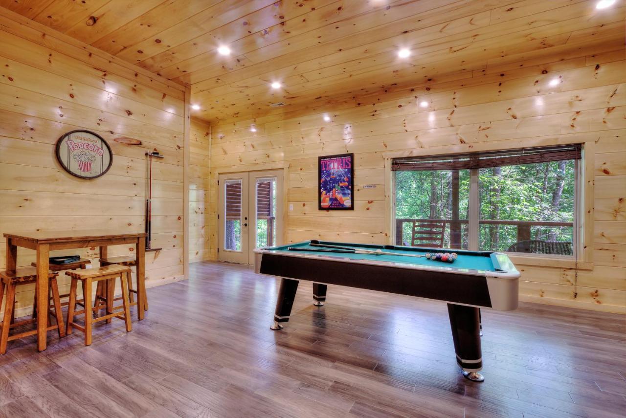 Luxury 5bed/6ba Cabin: Theater, Pool Room, Hottub!