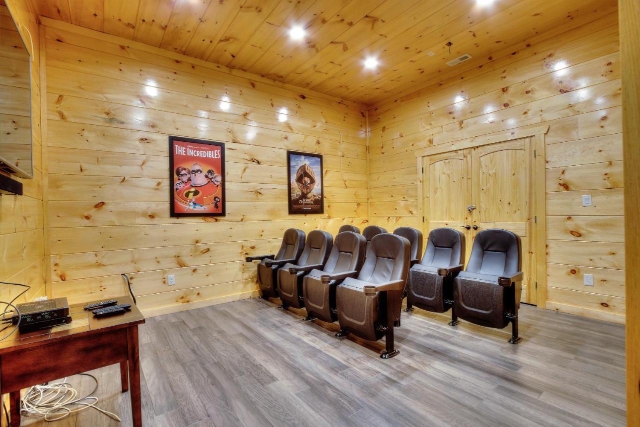 Luxury 5bed/6ba Cabin: Theater, Pool Room, Hottub!