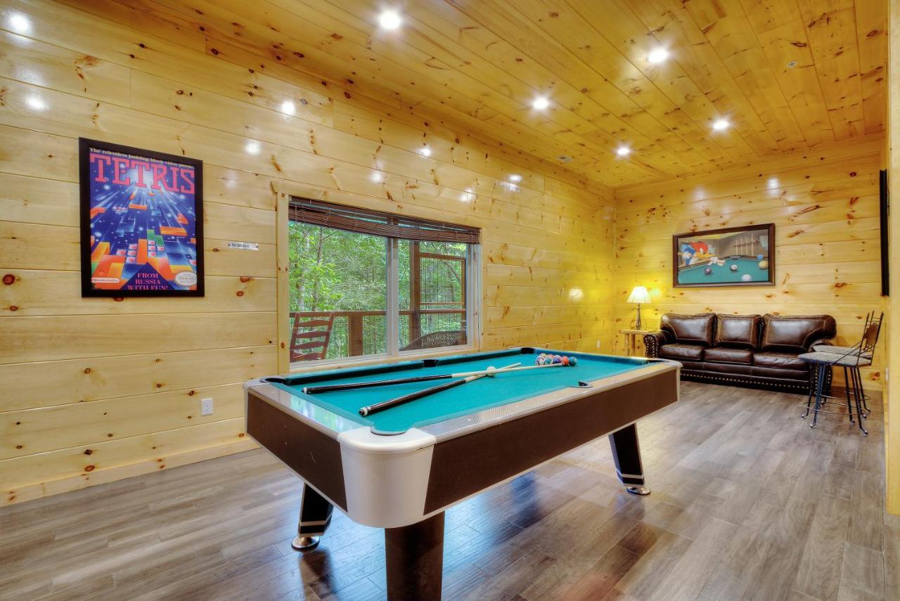 Apartment Luxury 5bed/6ba Cabin: Theater, Pool Room, Hottub!