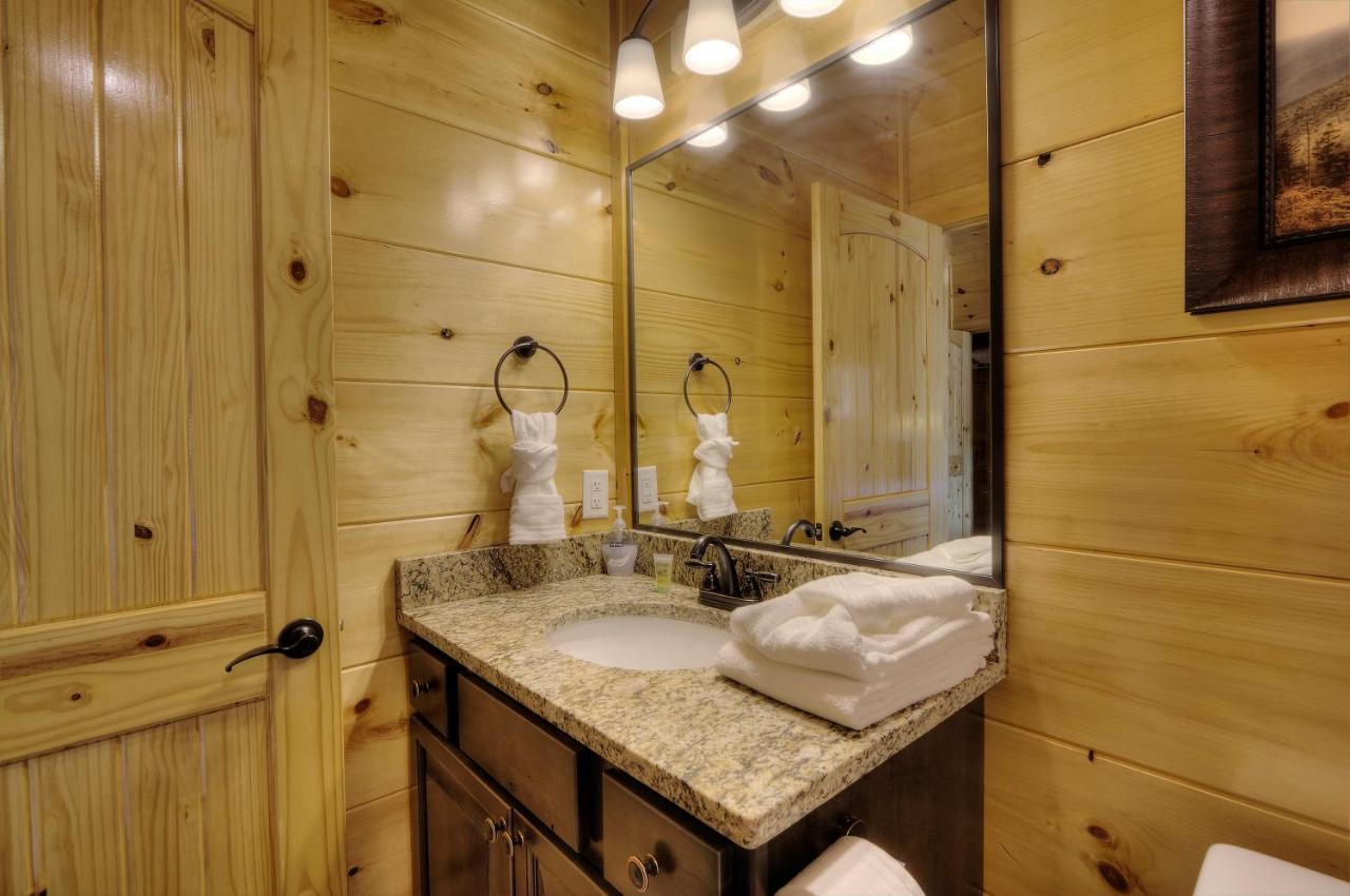 Apartment Luxury 5bed/6ba Cabin: Theater, Pool Room, Hottub!