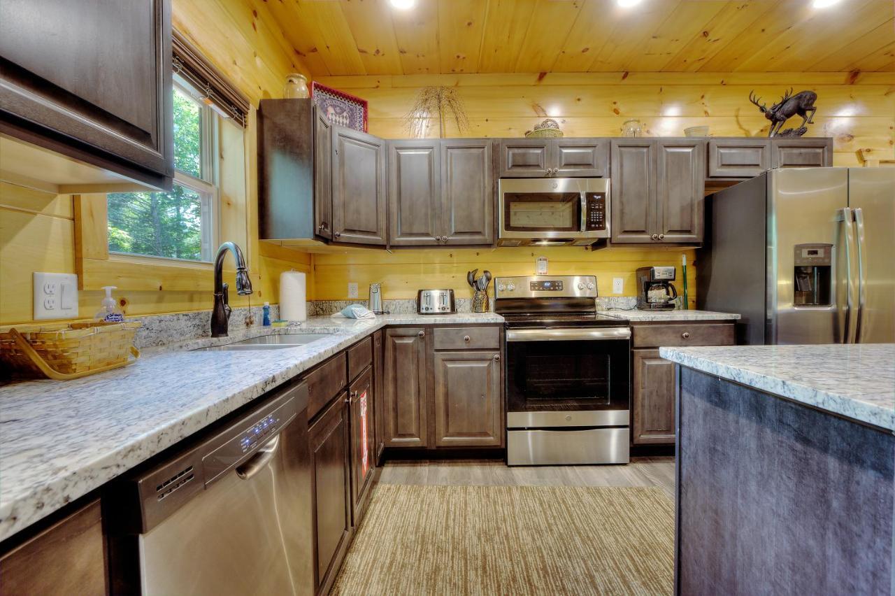Luxury 5bed/6ba Cabin: Theater, Pool Room, Hottub! Apartment