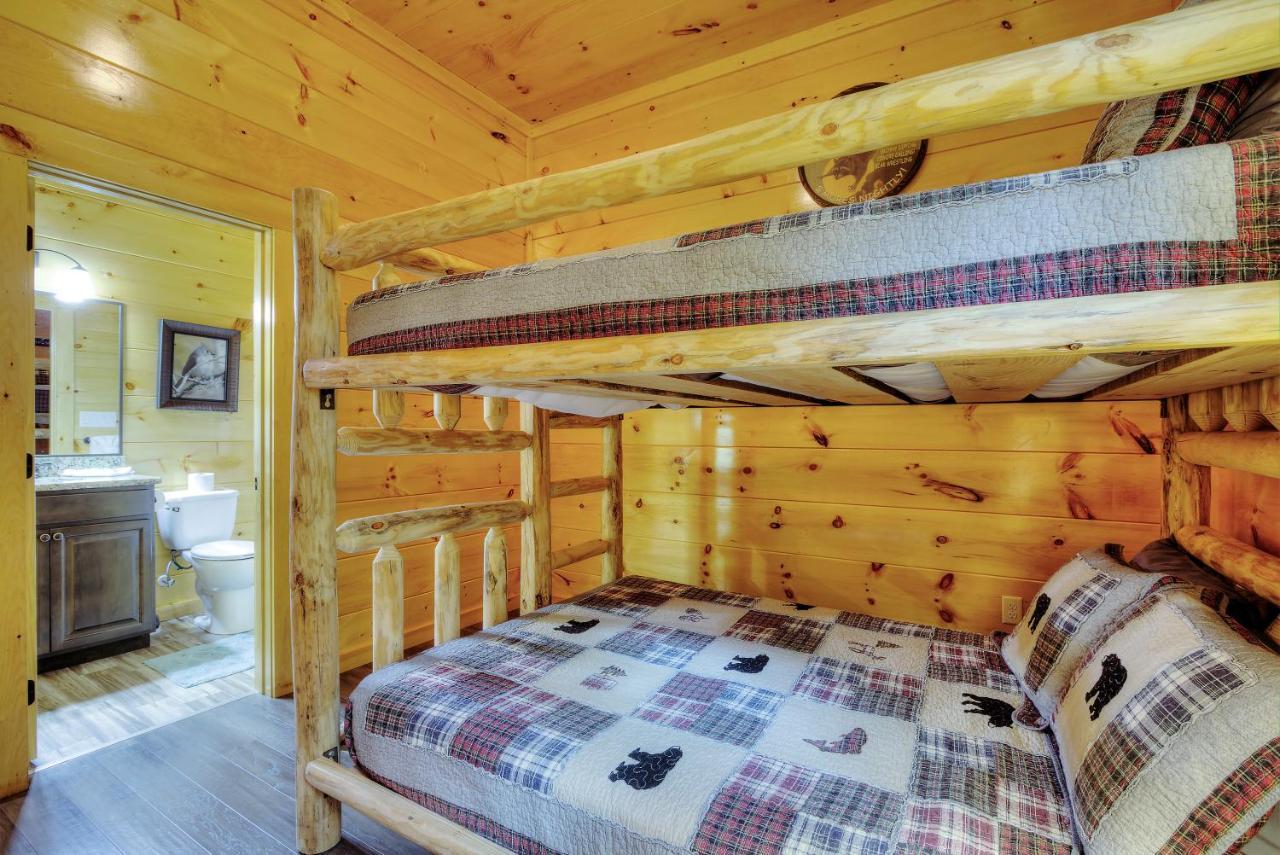 Luxury 5bed/6ba Cabin: Theater, Pool Room, Hottub! *