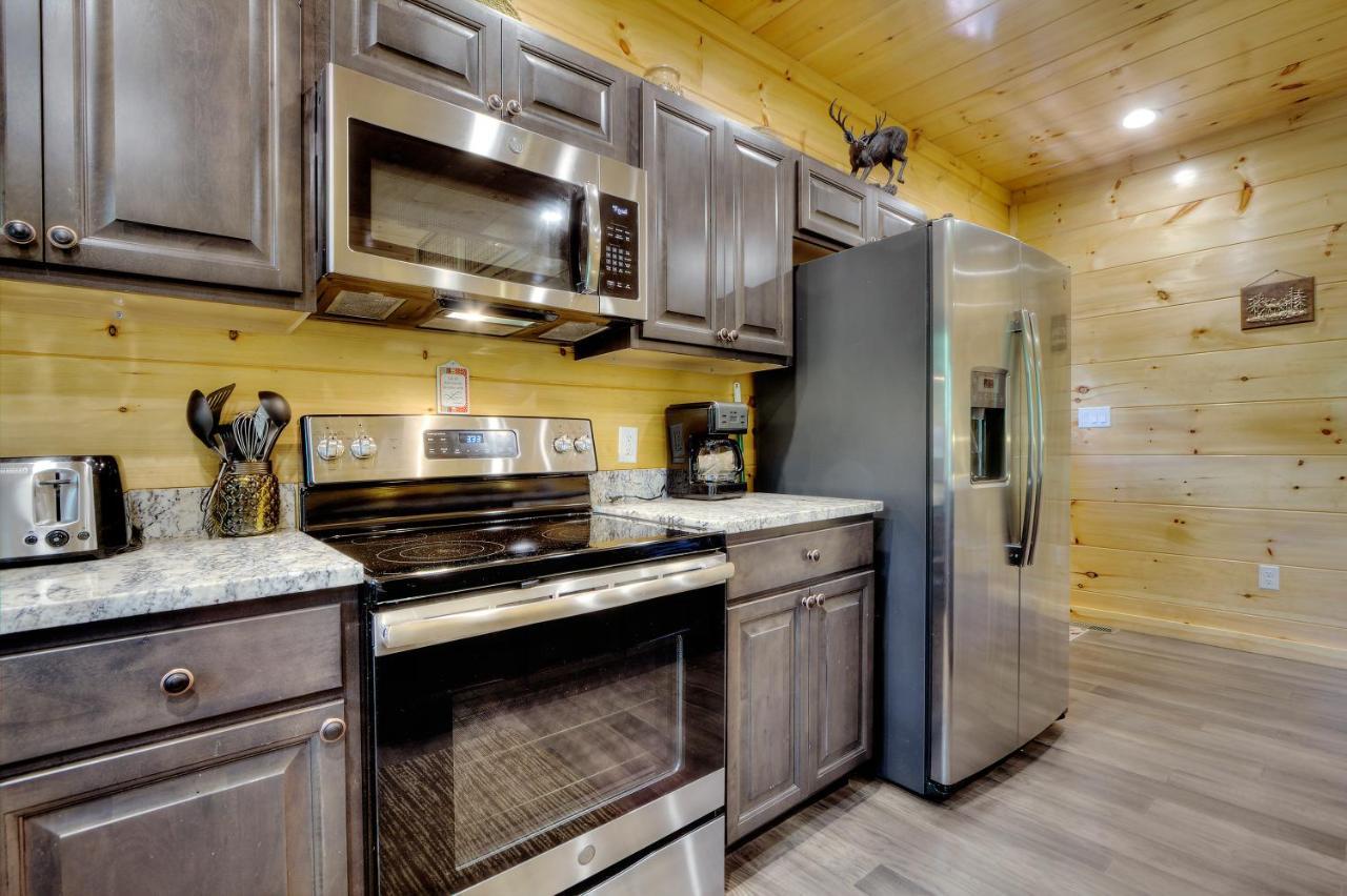 Apartment Luxury 5bed/6ba Cabin: Theater, Pool Room, Hottub!