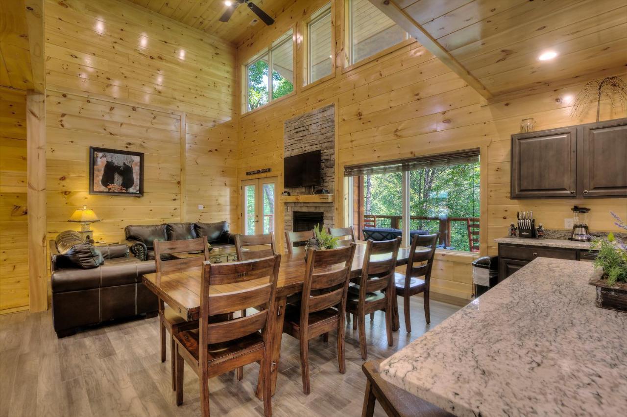 Apartment Luxury 5bed/6ba Cabin: Theater, Pool Room, Hottub! *