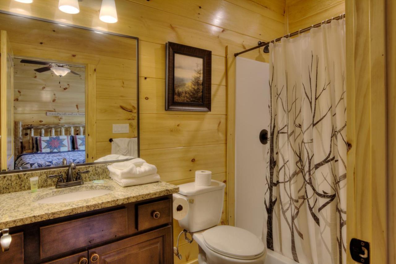 Luxury 5bed/6ba Cabin: Theater, Pool Room, Hottub! * Gatlinburg