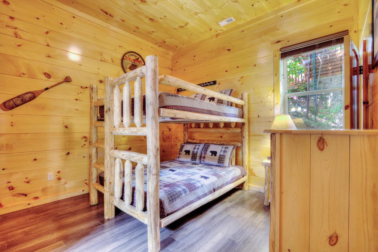 Apartment Luxury 5bed/6ba Cabin: Theater, Pool Room, Hottub! Gatlinburg