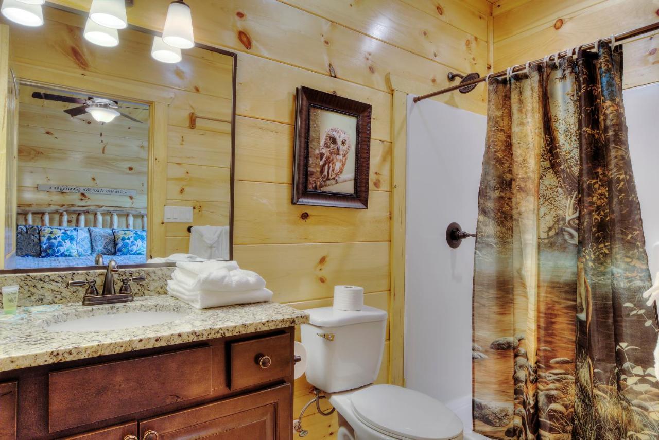 Luxury 5bed/6ba Cabin: Theater, Pool Room, Hottub! * Gatlinburg