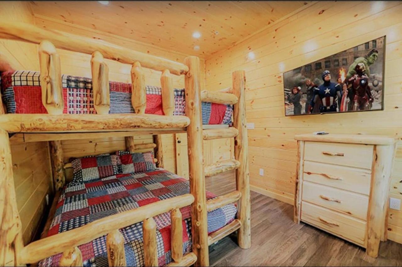Holiday home Luxury 5/5.5 Cabin: Theater + Game Room!