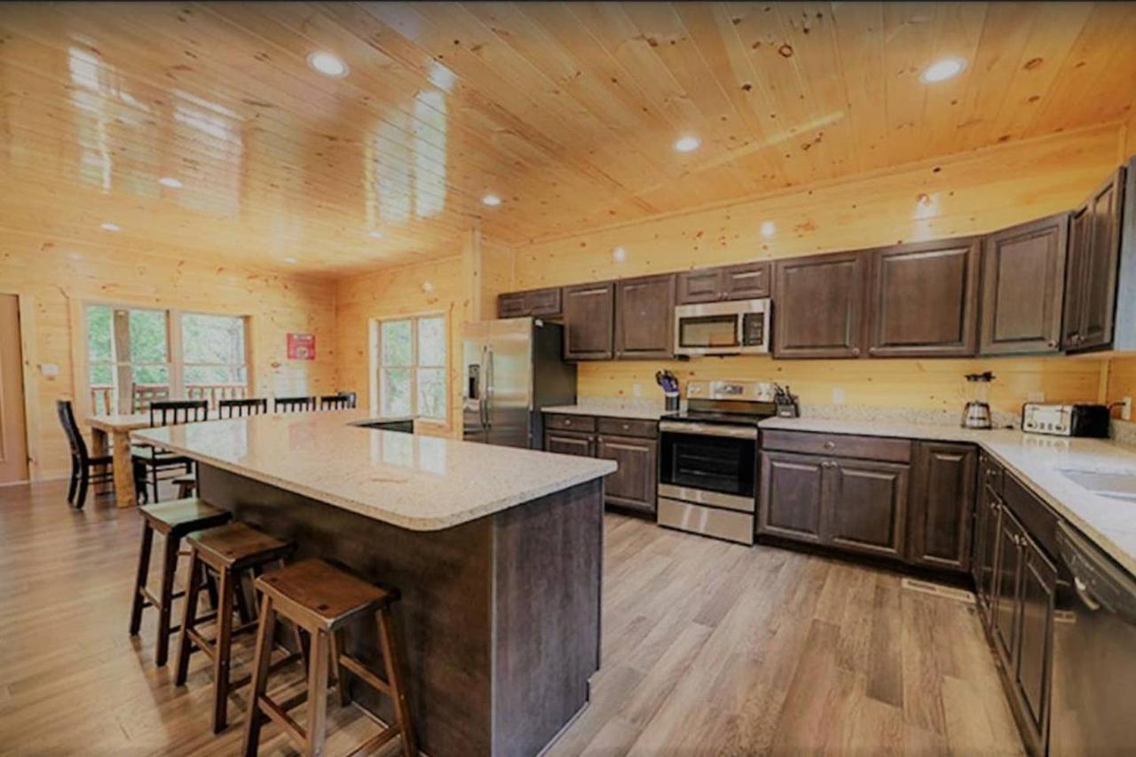 Holiday home Luxury 5/5.5 Cabin: Theater + Game Room! Gatlinburg