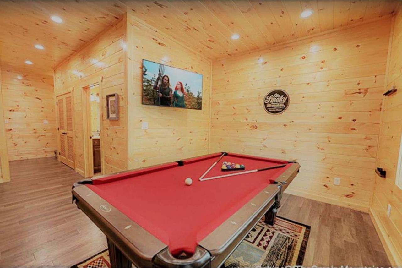 Luxury 5/5.5 Cabin: Theater + Game Room!