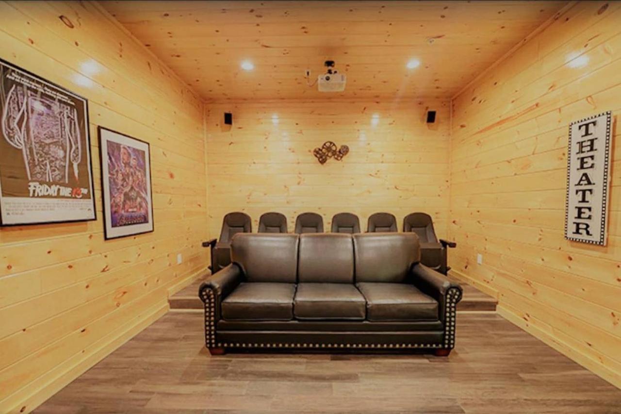 Holiday home Luxury 5/5.5 Cabin: Theater + Game Room!